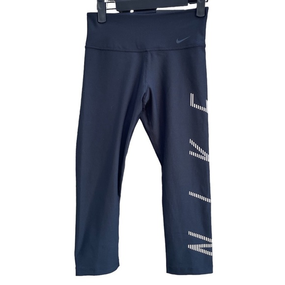 NWT NIKE LEGEND TIGHT FIT CROPPED LEGGINGS - Picture 1 of 5